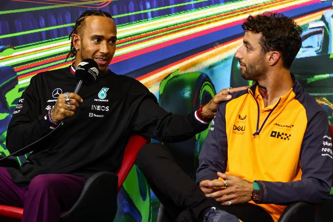 Lewis Hamilton je na četrtkovi novinarski konferenci podprl Daniela Ricciarda, češ da si zasluži redni sedež v naslednji sezoni. | Foto: AP / Guliverimage