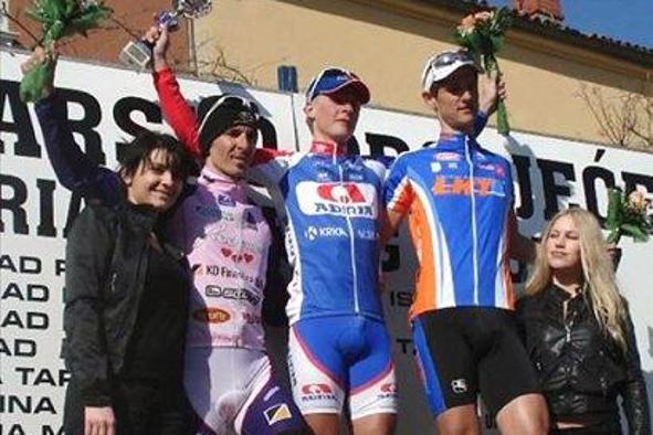 Kump v rumeni majici vodilnega