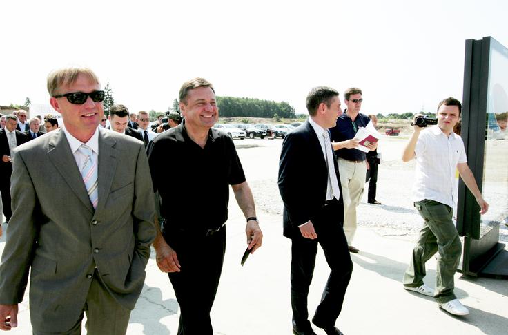 Blišč projekta Stožice – takole sta se leta 2009 ljubljanski župan Zoran Janković in šef graditelja Stožic Grepa Uroš Ogrin nastavljala fotografom – je leta 2011 zameglila stavka neplačanih podizvajalcev. Kakšne spremembe novi zakon prinaša zanje? | Foto: 
