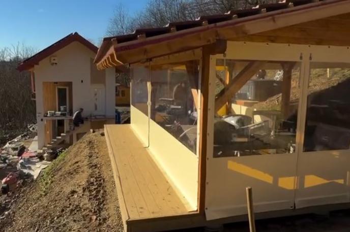 Justus Reid, prenova | Napredek, ki sta ga doživeli hiša Justusa Reida in njena okolica v zadnjega pol leta, je preprosto neverjeten. | Foto Instagram/Justus Reid