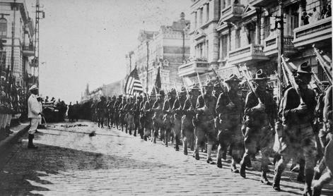 Ameriški vojaki korakajo po Rusiji. In Moskva je nemočna.
