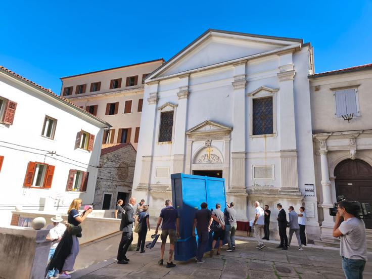 Veleposlanik je prepričan, da je ta umetnina eden izmed kamenčkov v mozaiku, ki bo dal Slovencem in Italijanom v tem prostoru novo veljavo, lepšo vidnost, predvsem pa bo pričal o prepletenosti slovenske in italijanske kulture v tem prostoru. | Foto: Eva Jakomin