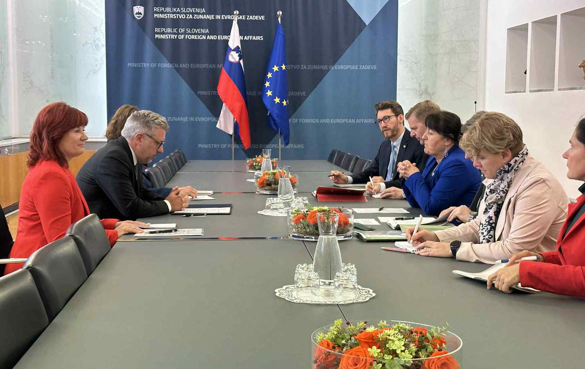 Marko Štucin | Himna je za Slovenijo sporna, ker v delu besedila, ki izvira iz 19. stoletja, opeva ozemlje avstrijske Štajerske, ki da se razteza do bregov Save in Drave, na območje današnje Slovenije. | Foto MFEA Slovenia/X