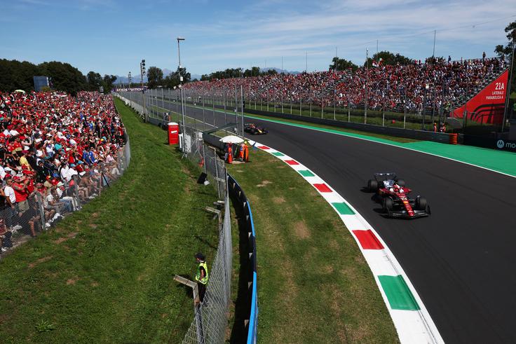 Več kot sto tisoč tifosov bo v nedeljo za Ferrari. V Monzo vsako leto pride tudi veliko Slovencev. | Foto: Reuters