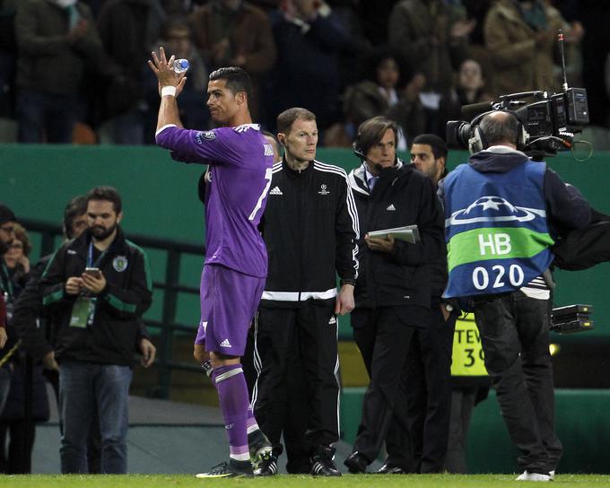 Cristiano Ronaldo, ki je v torek gostoval v "domači" Lizboni, se v primerjavi z Messijem v 5. krogu skupinskega dela lige prvakov ni vpisal med strelce. Ostaja pri 99 zadetkih, ki jih je dosegel v mednarodnih klubskih tekmovanjih. | Foto: Reuters
