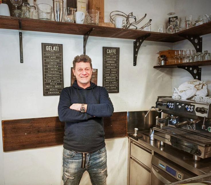 Pogosto se zgodi, da se v jedilnici Krtine d'Ampezzo naenkrat družijo politiki, estradniki in "navadni smrtniki", toda pri Robertu so vsi enaki. | Foto: Nina Vogrin