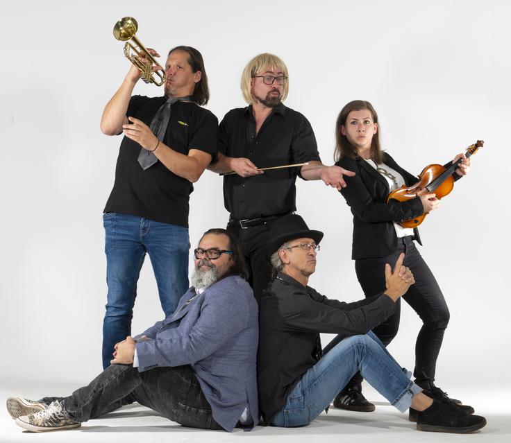 Čemu se ne bi odpovedali? "Najbrž svobodi ustvarjanja tistega, za kar mislimo, da je dobro, lepo in zabavno; ne glede na to, ali se izplača ali ne." | Foto: arhiv izvajalca