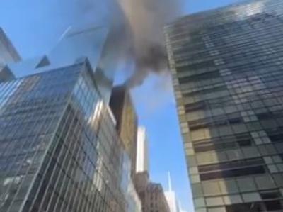 Velik požar zajel streho nebotičnika v središču New Yorka