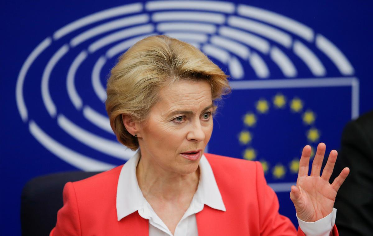 Ursula von der Leyen | Evropska komisija državam članicam EU predlaga vzpostavitev učinkovitih in združljivih aplikacij za sledenje stikom okuženih ter uporabo hitrih antigenskih testov. | Foto Reuters