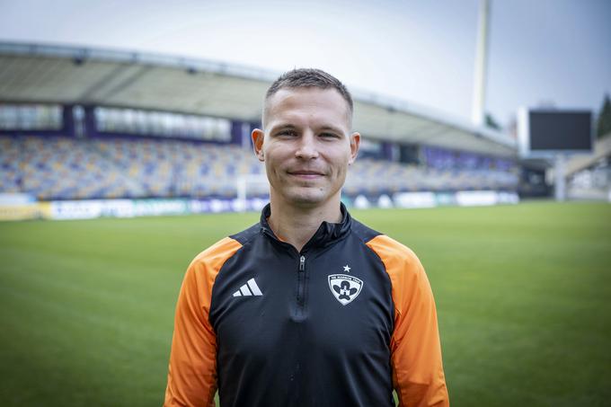 Izmed tujcev, ki bi lahko predstavljali največjo dodano vrednost za Maribor, je izpostavil Benjamina Tetteha, ki bo danes prvič po prihodu v Slovenijo kandidiral za tekmo. "Dolgo ni igral uradnih tekem. Poznam ga iz Belgije, ko je bil mladinec in se pridružil članski ekipi. Že takrat sem vedel, da je dober igralec in odličen napadalec. Upam, da nam čim prej pomaga. Verjamem, da lahko doseže veliko golov. Ima izjemno kakovost in nos za gol, zato upam, da bo prikazal takšne predstave kot v Belgiji, kasneje tudi v Turčiji in na Češkem, ter nam pomagal do lovorik." | Foto: Ana Kovač