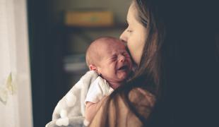 Kako pomagati novorojenčku, če ga mučijo krči?