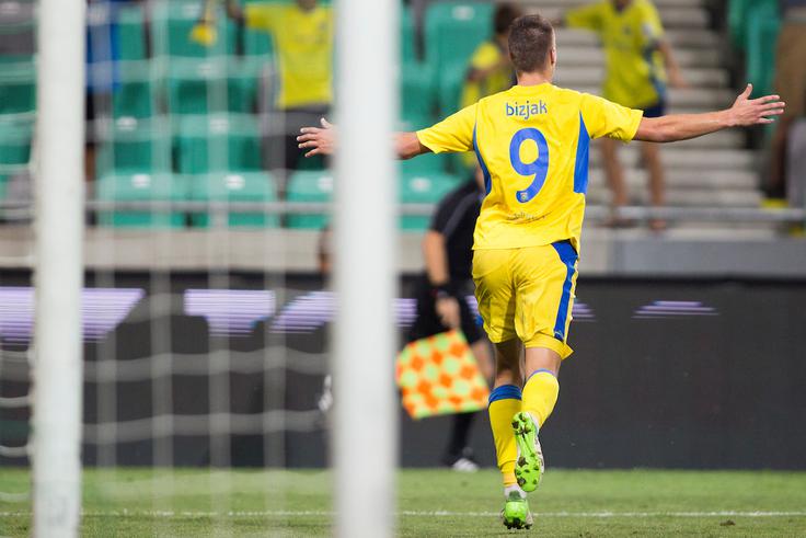 Lovro Bizjak je najboljši strelec Domžal v tej sezoni. Zadel je tudi na zadnjem derbiju Ljubljanske kotline v Stožicah. | Foto: Urban Urbanc/Sportida