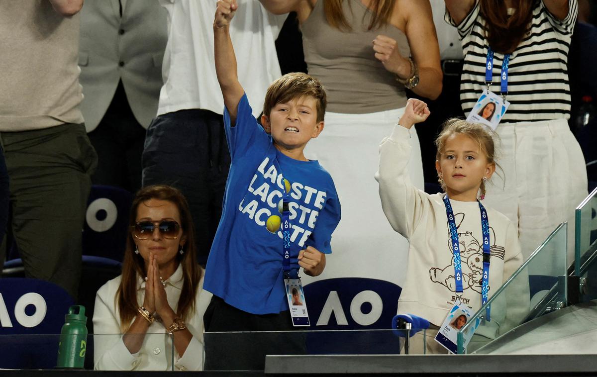 Jelena Đoković, Stefan, Tara | Stefan in Tara, otroka Novaka Đokovića, sta vztrajala do konca dvoboja. To je Beograjčana v šali nekoliko zaskrbelo. | Foto Reuters