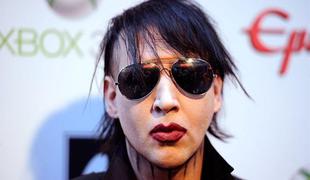 Šokantno: Marilyn Manson se je zgrudil na odru