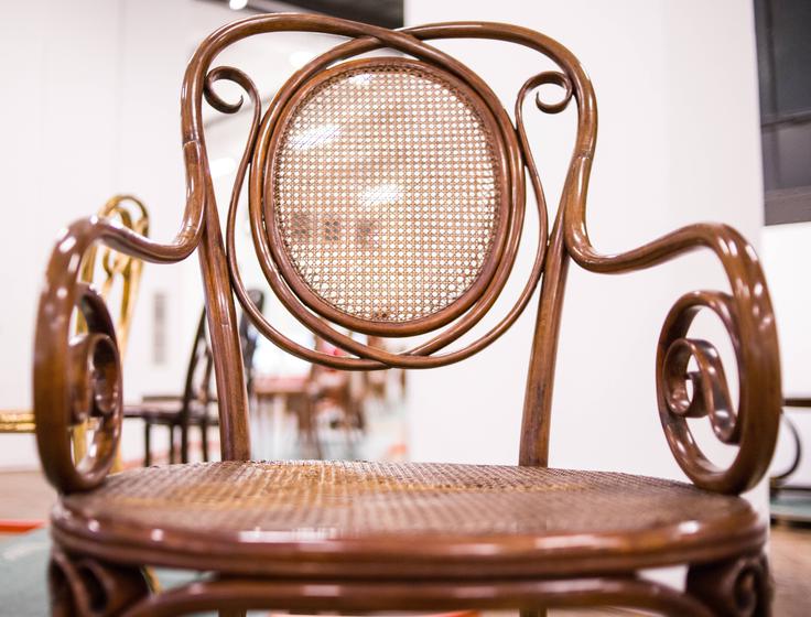 Nemški mizar iz Porenja Michael Thonet je odkril, da lahko z uporabo pare upogiba les. Na fotografiji: eden od stolov, izdelanih s Thonetovo tehniko. | Foto: Guliverimage