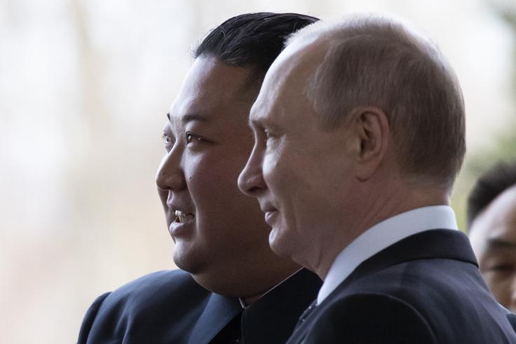 Kim Džong Un in Vladimir Putin vse bolj sodelujeta tudi na vojaškem področju. V zadnjem obdobju se pojavljajo govorice, da naj bi Severna Koreja Rusiji na fronti v Ukrajini ponovno priskočila pomoč z vojaki in orožjem.  | Foto: Guliverimage