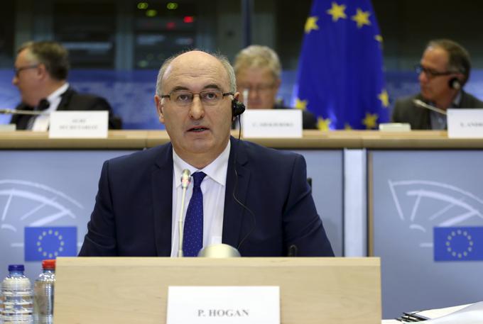 "Evropska komisija ne počne nič drugega, kot da izvaja svoje obveznosti, ki izhajajo iz pogodbe EU," odgovarja evropski komisar za kmetijstvo Phil Hogan. | Foto: Reuters