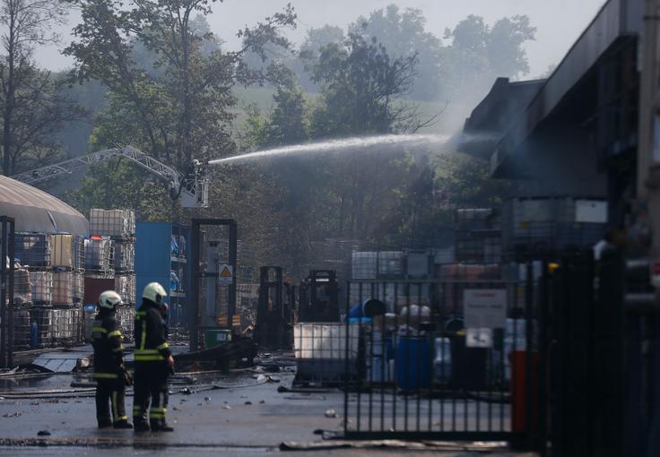 Na pogorišču danes ostaja gasilska straža. | Foto: STA ,