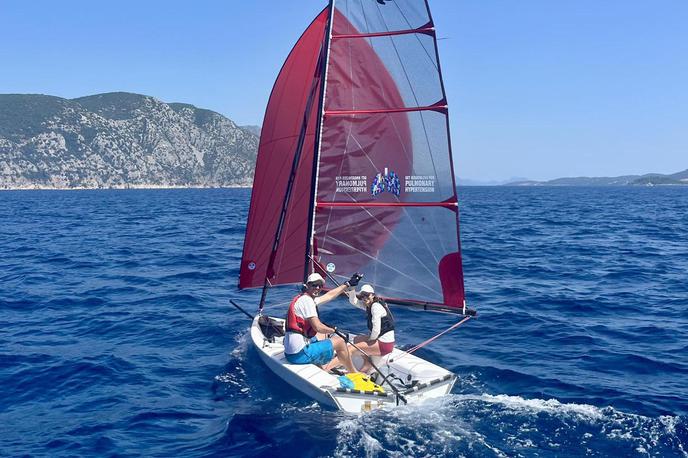 Jona in Luka Kobler, jadralca | "Jadrala sva več kot štiri polne dni in noči, spala komaj kaj, se spoprijela z različnimi izzivi - od dolgotrajne bonace, ki je upočasnjevala najin napredek, do močne burje in nočnih vetrov, ki so terjali zadnje atome moči," sta zapisala člana tega družinskega jadralskega tandema. | Foto Facebook/Nina Kobler