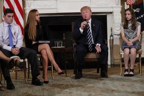 Po streljanju v srednji šoli Trump za oborožitev šolskih uslužbencev #video