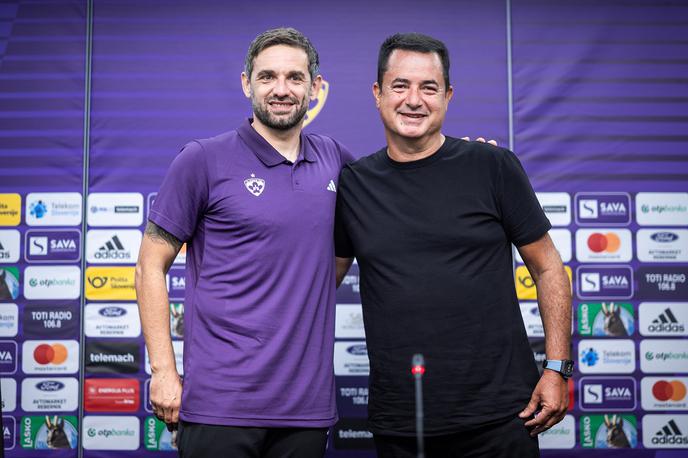 Maribor Ilicali Radomir Đalović | Prvi mož NK Maribor Acun Ilicali verjame v to, da bo Radomir Đalović popeljal Maribor do tako želenih lovorik. Črnogorec je v prejšnji sezoni na Hrvaškem z Rijeko osvojil dvojno krono! | Foto Jure Banfi