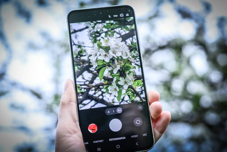 Med tremi telefoni letošnje Samsungove serije pametnih telefonov srednjega razreda Galaxy A je model A56 5G najzmogljivejši. | Foto: Ana Kovač