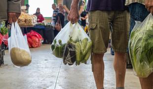 Nasilje nad prodajalkami zaradi ukinitve brezplačnih plastičnih vrečk v Avstraliji