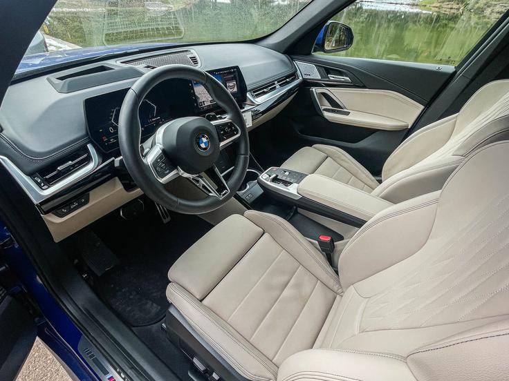 Na armaturni plošči je po novem nameščen velik ukrivljen zaslon. Leva stran je namenjena merilnikom, desna stran pa upravljanju praktično vseh funkcij avtomobila. | Foto: BMW