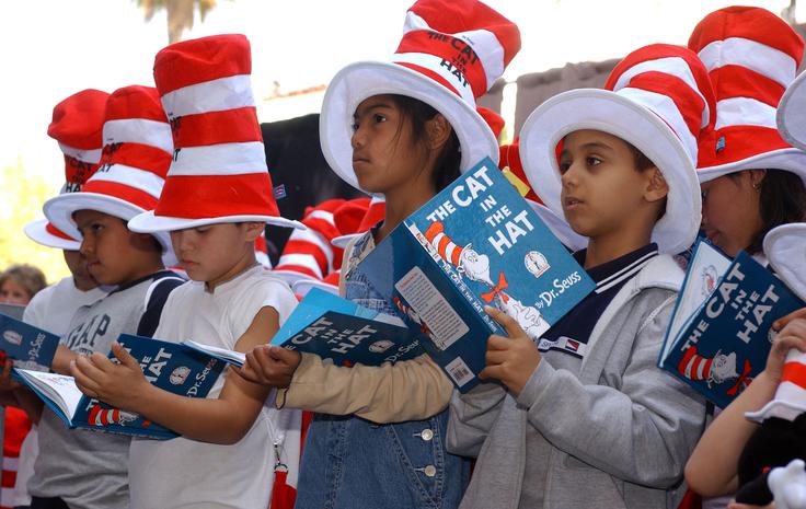Sedmo mesto zaseda eden najbolj priznanih ameriških avtorjev otroških knjig Theodor Geisel, poznan tudi kot Dr. Seuss. Avtor knjige Maček v klobuku (The cat in the hat) je lani zaslužil 20 milijonov dolarjev (18 milijonov evrov). (Theodor Geisel je umrl leta 1991, star je bil 87 let.) | Foto: Getty Images