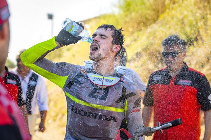 Sardinija Gajser 2022 | Tim Gajser je bil po obeh vožnjah dirke na Sardiniji povsem izčrpan. | Foto Honda Racing/ShotbyBavo