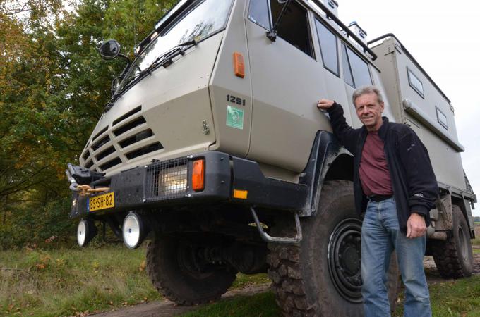 Bert de Ruiter ob svojem ekspedicijskem tovornjaku, s katerim je te dni obiskal tudi Slovenijo. | Foto: ww2explore.com
