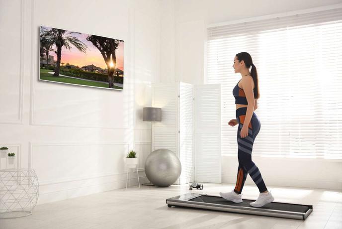 Kako spremeniti dnevno sobo v mini fitnes – z le eno napravo?