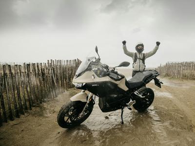 Električni motocikel prevozil 436 kilometrov brez polnjenja, del zgodbe je tudi slovenski