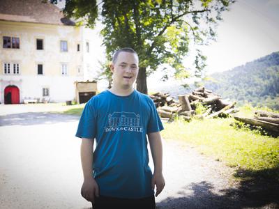 Kupili so propadajoči dvorec in začeli uresničevati družinske sanje: "To je projekt za več generacij"