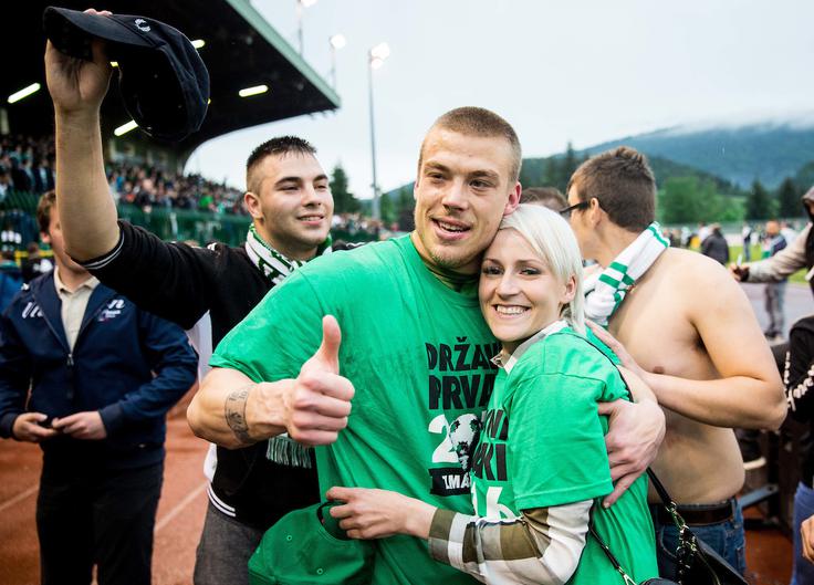 Žena ga vseskozi podpira in mu stoji ob strani. | Foto: Vid Ponikvar