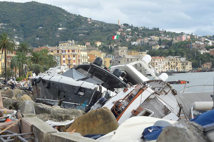 neurje Italija jahta | Neurja, ki po Italiji pustošijo od minulega konca tedna, so povzročila veliko gmotno škodo, zahtevala pa so tudi najmanj 17 smrtnih žrtev. | Foto Reuters