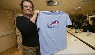 V enotnih barvah s kopico rekvizitov