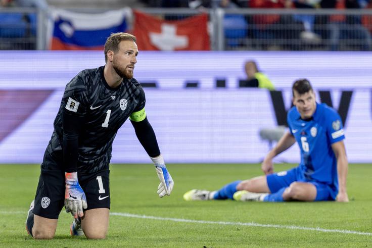 Jan Oblak in Jaka Bijol sta imela v prvem polčasu ogromno težav s švicarskimi nogometaši. | Foto: Guliverimage