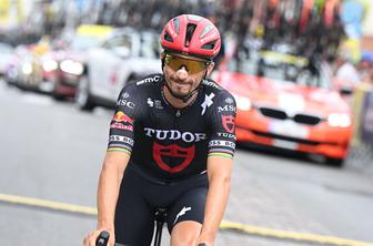 Julian Alaphilippe si je v slogu Primoža Rogliča naravnal izpahnjeno ramo #video