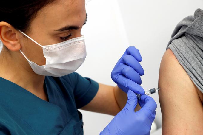 Po trenutnih rezultatih sta najbolj učinkoviti cepivi Pfizerja in BioNTecha ter Moderne. | Foto: Reuters