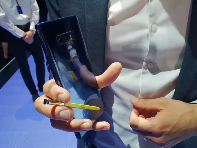 "Pravzaprav je največja razlika med premijskima serijama Samsungovih pametnih telefonov S in Note pisalo S-Pen, ki ga ima Note 9." | Foto: Srdjan Cvjetović