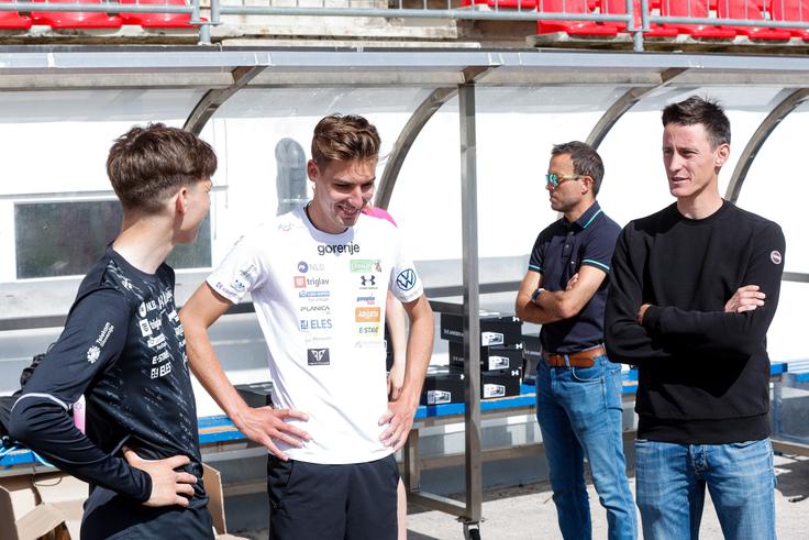 Peter Prevc tesno sodeluje s skakalci. | Foto: Aleš Fevžer