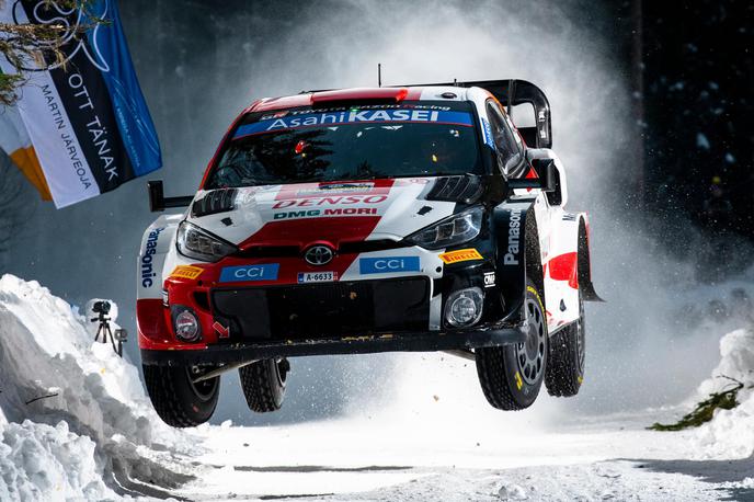 Reli Švedska | Do zmage tudi po zraku. Kalle Rovanpera in sovoznik Jonne Halttunen (toyota yaris WRC) sta z zmago na Švedskem prevzela vodstvo v skupnem seštevku svetovnega prvenstva. Njegova končna povprečna hitrost je bila 121,9 kilometra na uro, na eni preizkušnji pa je presegel tudi povprečje 140 kilometrov na uro.  | Foto Red Bull