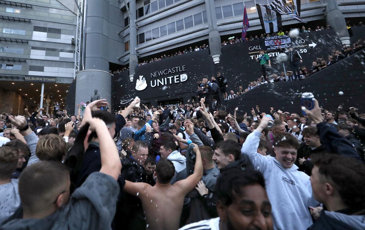Manchester United | Navdušenje pred stadionom ob prodaji kluba Savdijcem. | Foto Reuters