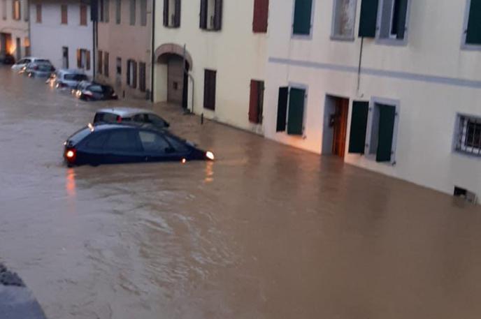 Italija, dež, padavine, Gorica | Na območju Krmina je po pisanju Primorskega dnevnika poplavljenih več cest, kleti in stanovanj, državna cesta proti Vidmu je zaprta za promet. | Foto X/@paolozamparutti