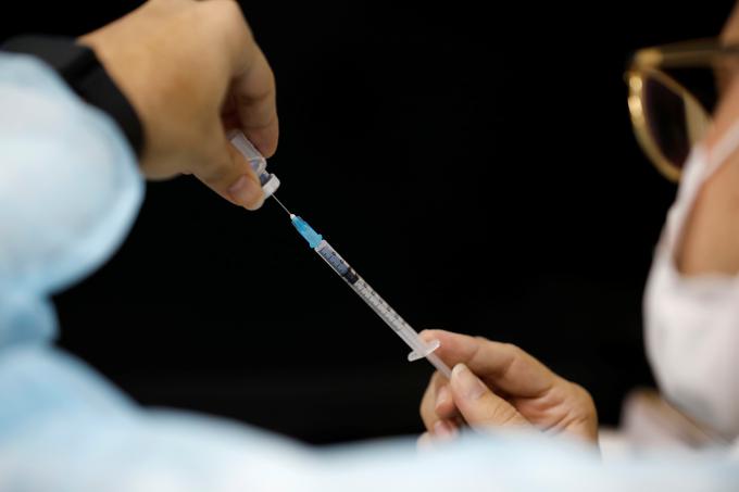 Testiranje ne bo potrebno za osebe, ki imajo potrdilo o cepljenju proti covidu-19. | Foto: Reuters