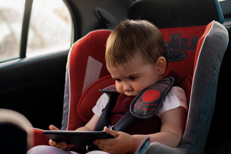 Telefon nas dandanes spremlja na vsakem koraku, v roke pa ga že (pre)zgodaj dobijo tudi otroci.  | Foto: Shutterstock