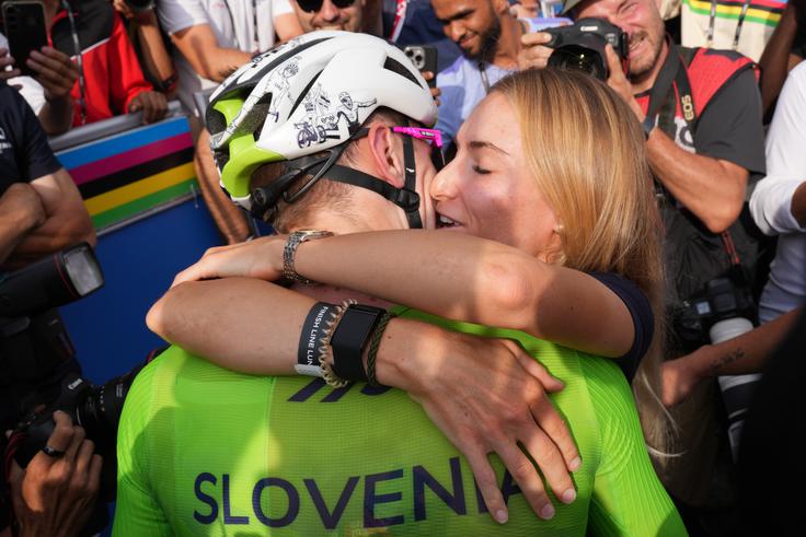 Stran Cycling Pulse na Facebooku je v zadnjem tednu objavila več dramatičnih izmišljenih novic o Tadeju Pogačarju in njegovi zaročenki Urški Žigart, ki jo sicer označujejo kar za njegovo ženo.  | Foto: Guliverimage