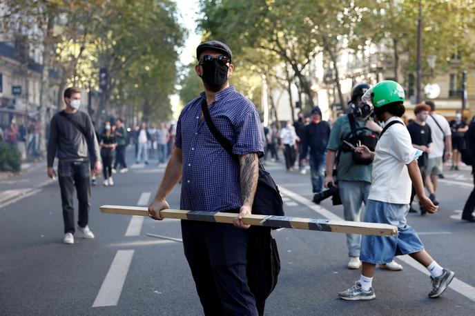 Pariz, protesti | Prejšnji teden je skrajna levica organizirala dan protestov pod sloganom Blokirajte vse, čemur so sledile obsežne sindikalne in strankarske demonstracije. Težave so se začele lani poleti, ko je Macron razpustil državni zbor. Novi parlament je razdeljen na tri tabore – sredinski, levi in ​​skrajno desni –, nobeden pa ne more delovati, ker sta druga dva bloka enotna v nasprotovanju. | Foto Reuters