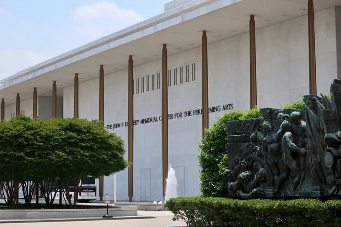 John F. Kennedy Center Opera House | Operna hiša je eden od gledaliških prostorov Kennedyjevega centra in ima 2.400 sedežev. Trump je v proračunu za leto 2026 šestkratno povišal sredstva za Kennedyjev center na skoraj 257 milijonov dolarjev, kar je pri demokratih sprožilo kritike, republikanci pa se čudijo, kaj se pritožujejo, saj nenehno zahtevajo povečanje porabe za kulturo. | Foto Shutterstock